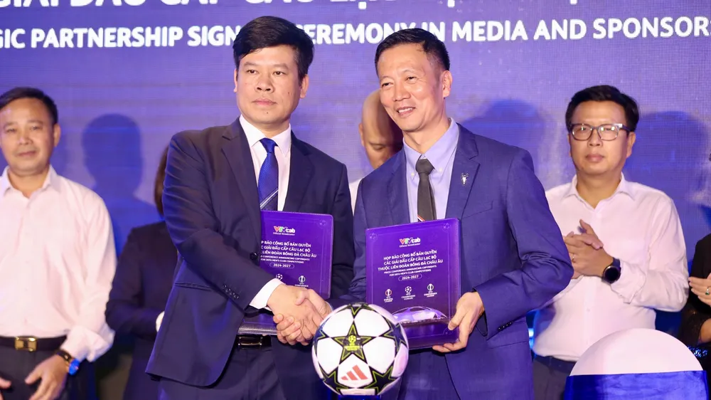 Đại diện VTVCab và đối tác phân phối bản quyền các giải đấu của UEFA. Ảnh: PHÚC NGUYỄN