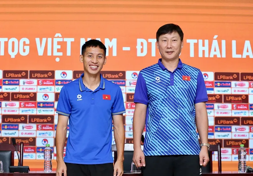 HLV Kim Sang-sik và tiền vệ Đỗ Hùng Dũng tại buổi họp báo