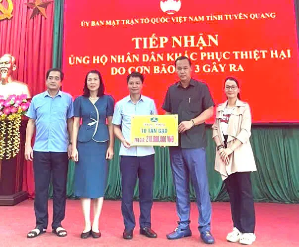 Đoàn trao tặng 10 tấn gạo tại Ủy ban Mặt trận Tổ quốc tỉnh Tuyên Quang