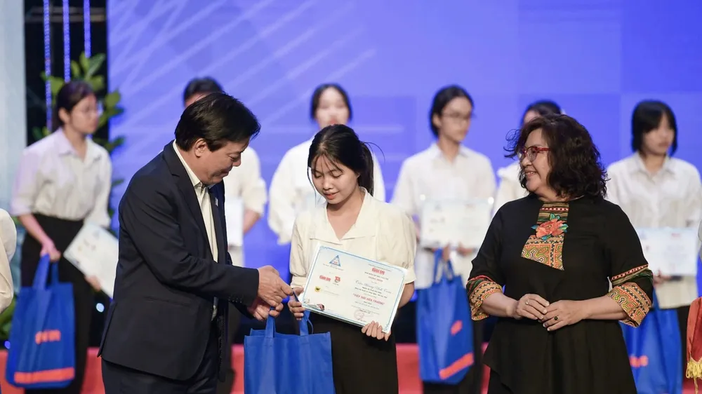 Tổng giám đốc Công ty cổ phần phân bón Bình Điền Ngô Văn Đông trao học bổng cho các bạn tân sinh viên tại chương trình