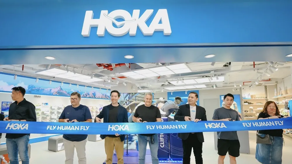 Đại diện Central Retail, CBS, HOKA và Trung tâm Saigon Centre cùng cắt băng khánh thành cửa hàng HOKA Saigon Centre.