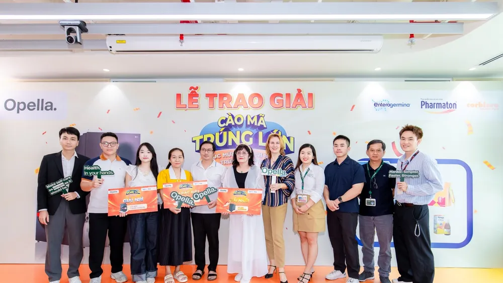 Đại diện Opella Việt Nam trao giải cho các khách hàng may mắn.