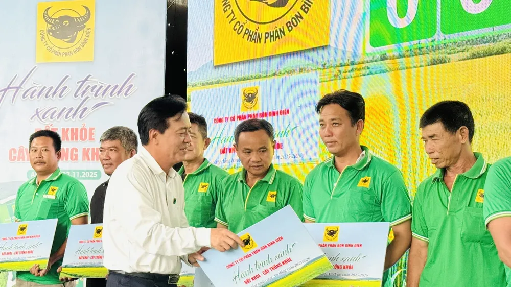 Tổng Giám đốc Công ty Cổ phần Phân bón Bình Điền Ngô Văn Đông trao tặng gói sản phẩm phân bón Đầu Trâu Bio-Canxi và giải pháp kỹ thuật chương trình “Hành trình xanh - Đất khỏe - Cây trồng khỏe” cho nông dân. 