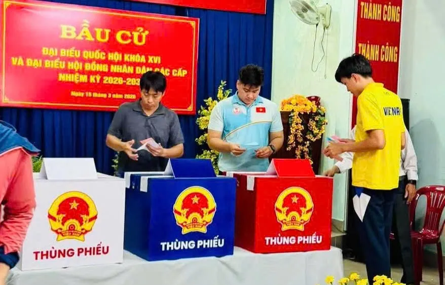 Các HLV, VĐV của Trung tâm Huấn luyện thể thao quốc gia tại các điểm bỏ phiếu.