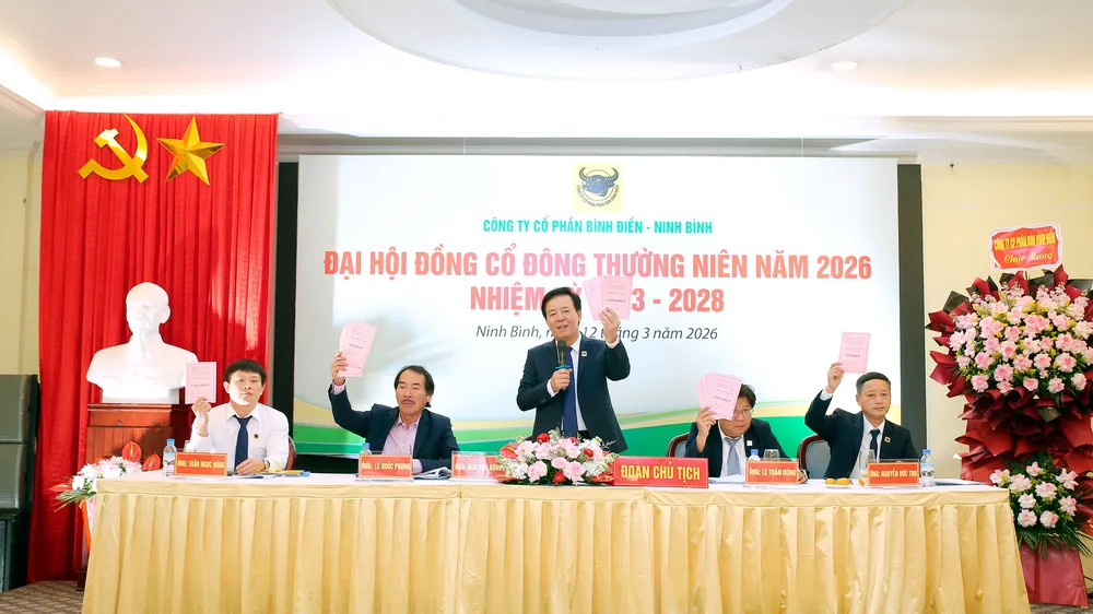 1-Ông Ngô Văn Đông - Tổng Giám đốc Công ty CPPB Bình Điền, Chủ tịch HĐTV Bình Điền Ninh Bình biểu quyết tại Hội nghị.