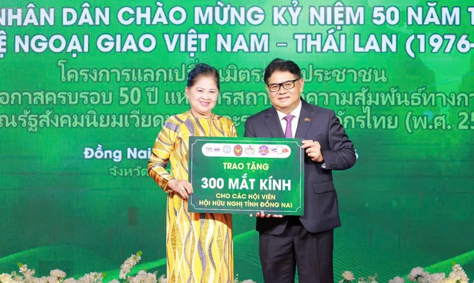 Ông Montri Suwanposri, Phó chủ tịch C.P. Việt Nam, trao tặng mắt kính cho hội viên Hội Hữu nghị Việt Nam - Thái Lan tỉnh Đồng Nai.