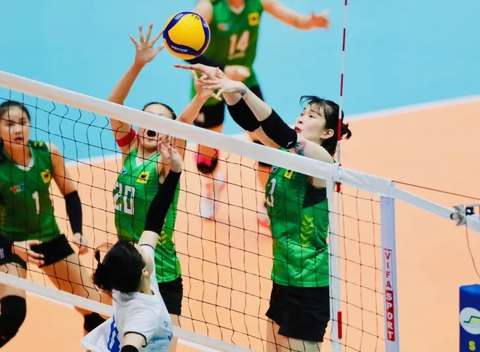 Chủ công Trần Thị Thanh Thuý nỗ lực chắn bóng. Ảnh: DŨNG PHƯƠNG