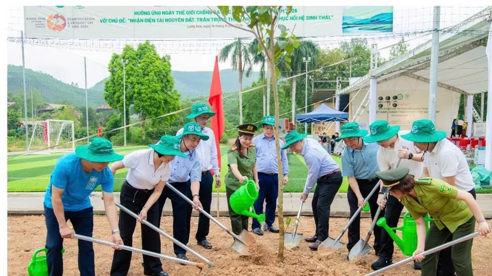 Các đại biểu tham gia trồng cây tại Trường Cao đẳng Công nghệ và Nông lâm Đông Bắc, tỉnh Lạng Sơn. Ảnh: C.P. Việt Nam