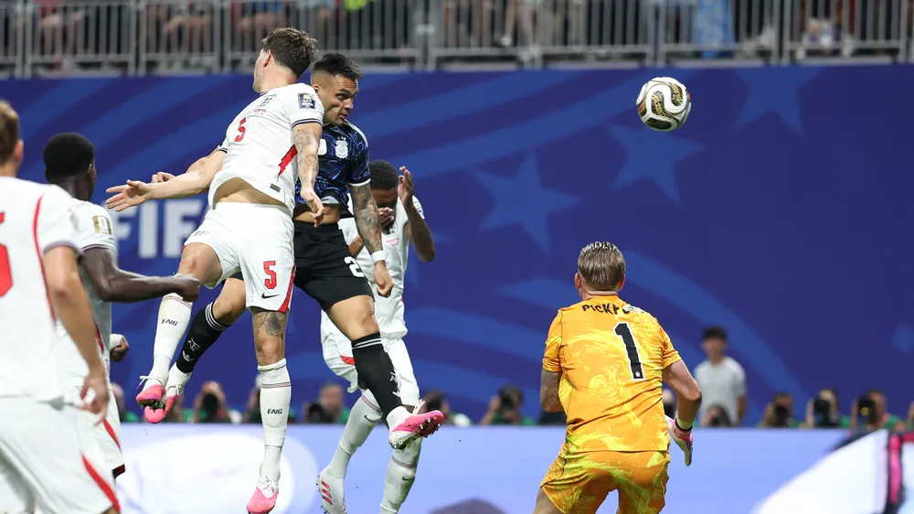 Lautaro Martinez đánh đầu ấn định chiến thắng 2-1 cho Argentina.Ảnh:THX