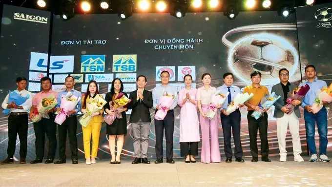 Ông Dương Văn Hồ Vũ cũng các nhà tài trợ của Giải thưởng Quả bóng vàng Việt Nam nhiều năm qua. Ảnh: DŨNG PHƯƠNG