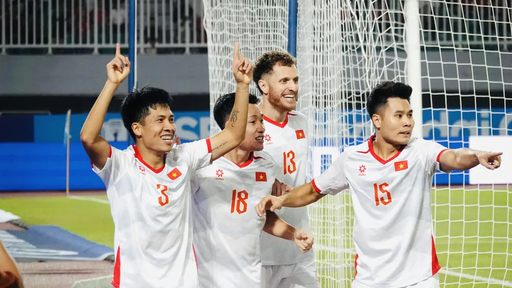 Các cầu thủ Việt Nam ăn mừng bàn thắng. Ảnh: TÔ AN