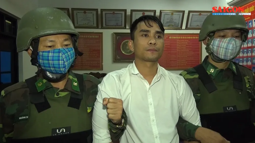 Bắt giữ đối tượng vận chuyển 6 bánh heroin cùng súng và 5 viên đạn qua biên giới