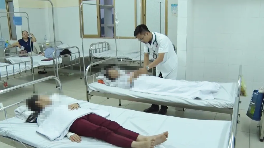 Điều tra vụ 5 học sinh nhập viện nghi ngộ độc thực phẩm 