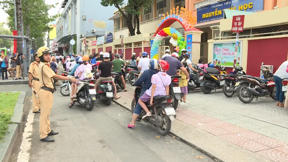 TPHCM nâng cao nhận thức về đội mũ bảo hiểm nơi học sinh