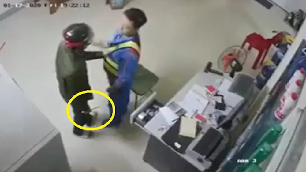 Clip nhân viên cửa hàng xăng dầu tước dao, quật ngã tên cướp
