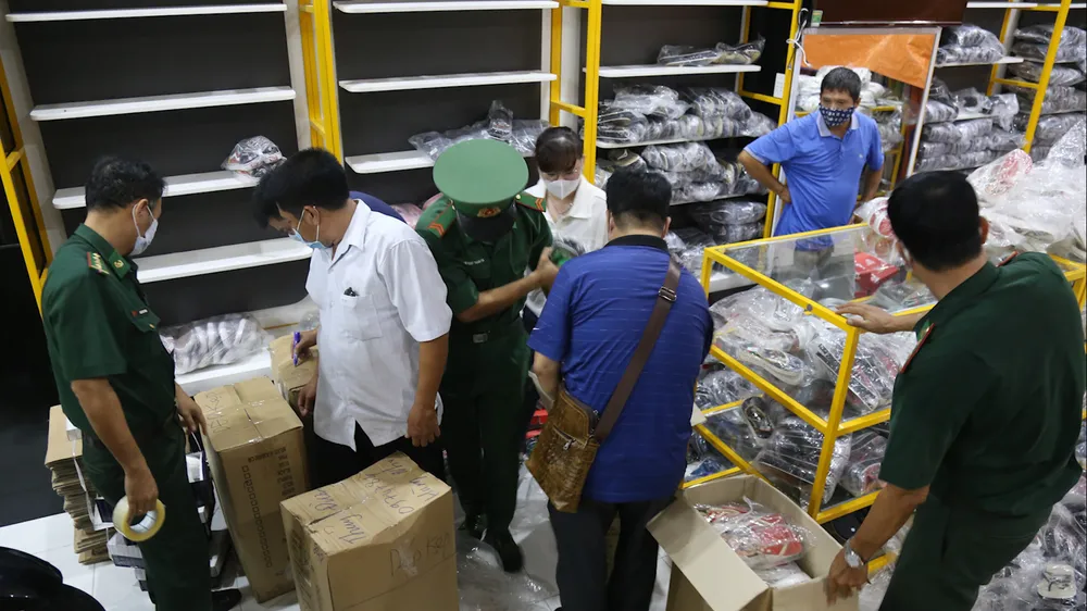 Cận cảnh kho “hàng hiệu” nhập từ... chợ Đồng Xuân, chợ Lớn, chợ An Đông
