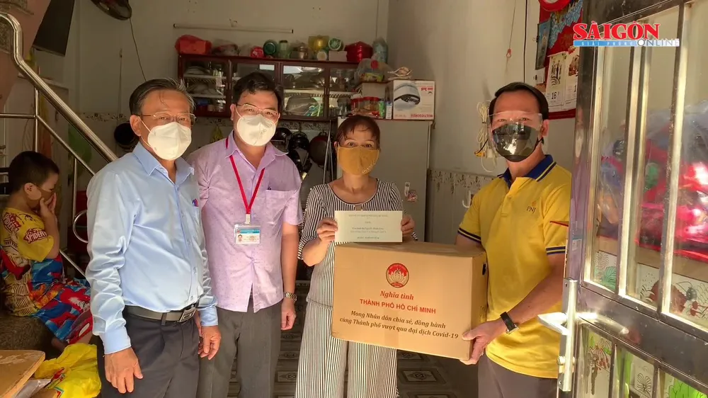Lãnh đạo thành phố cảm ơn các y bác sĩ đã hết lòng chăm lo sức khỏe cho người dân 
