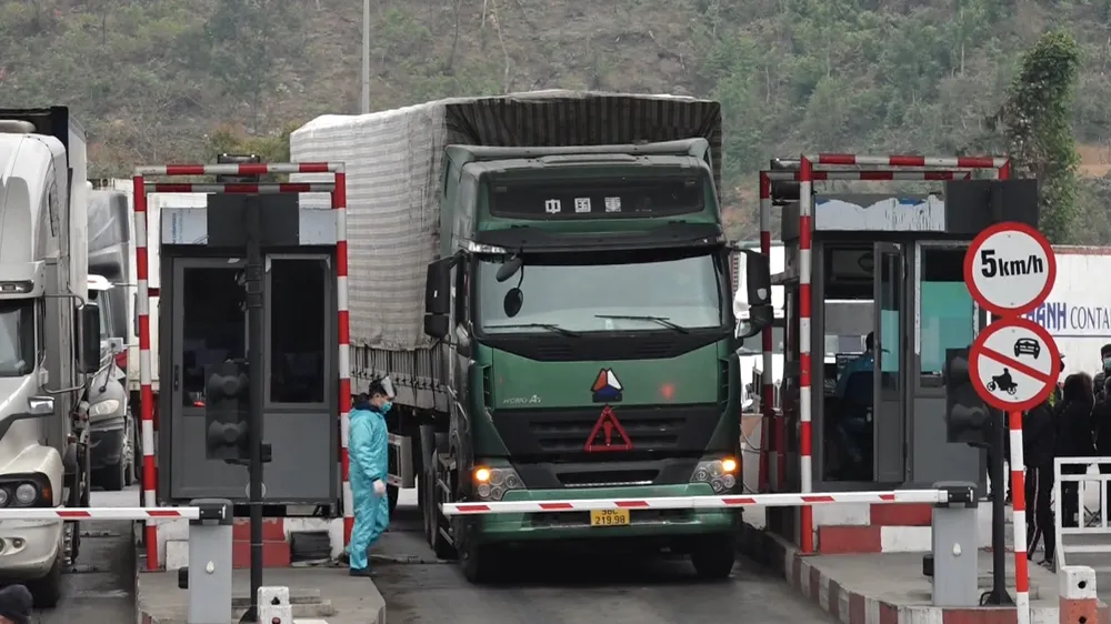 Lạng Sơn tạm dừng tiếp nhận xe chở hoa quả tươi từ ngày 17-1