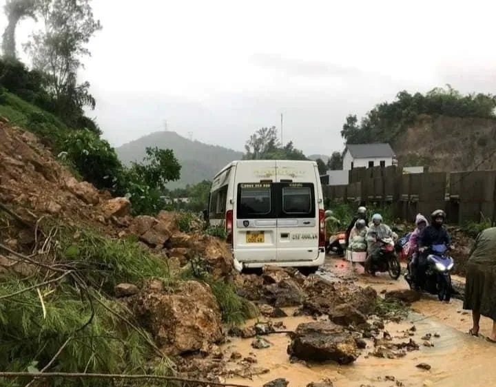 Podcast bản tin trưa 28-9: Hà Nội mưa rất lớn, dốc Cun Hòa Bình tê liệt, 2 người dân bị lũ cuốn trôi