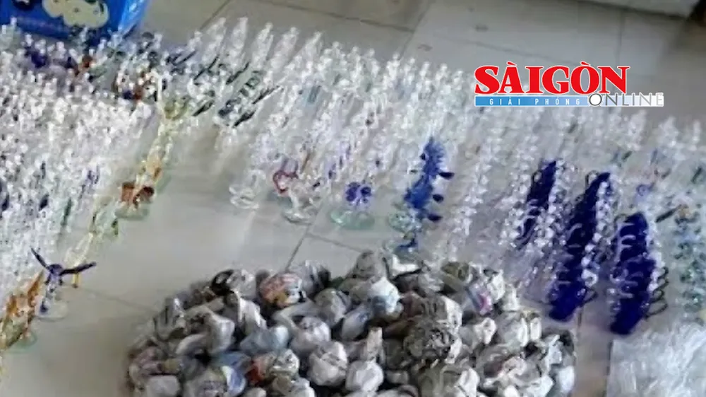 Sáng 22-6, Phòng Cảnh sát Điều tra tội phạm về ma túy, Công an TPHCM cho biết, đơn vị đã khởi tố 12 đối tượng liên quan đường dây sản xuất, mua bán phương tiện, dụng cụ dùng vào việc sử dụng trái phép chất ma túy với quy mô lớn.