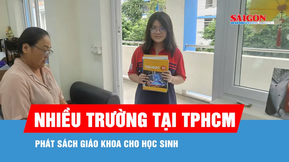Nhiều trường tại TPHCM phát sách giáo khoa cho học sinh
