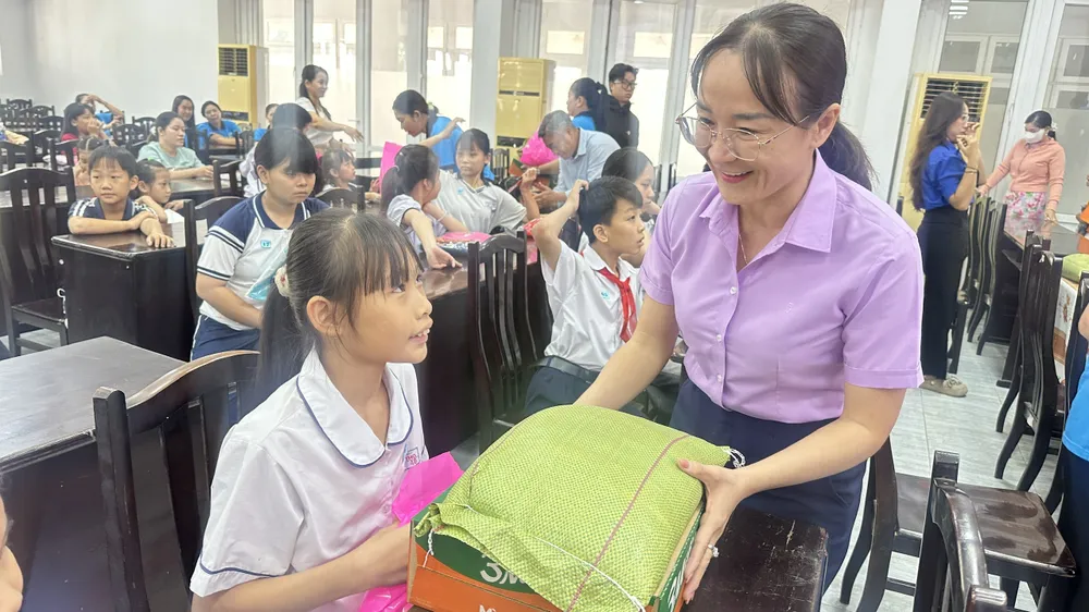 Ra mắt mô hình "Vòng tay yêu thương - Cùng em vững bước" tại phường Tân Thới Hiệp 