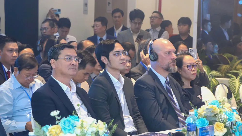 Phó Chủ tịch UBND TPHCM Nguyễn Công Vinh cùng các đại biểu tham gia diễn đàn. Ảnh: THÀNH HUY