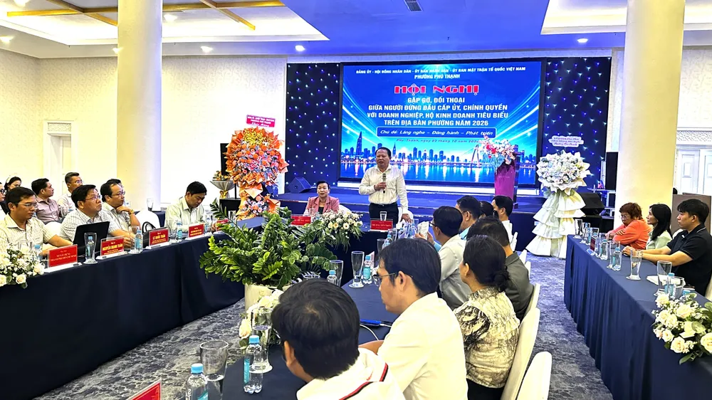Ông Trương Tiến Triển, Chủ tịch UBND phường phát biểu tại hội nghị. Ảnh: THANH DUNG 