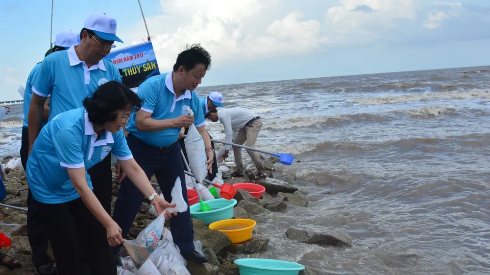 Phó Chủ tịch nước Đặng Thị Ngọc Thịnh cùng các đại biểu thả giống nhằm tái tạo nguồn lợi thủy sản