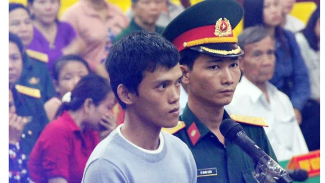 Bị cáo Trịnh Tấn Vinh trong phiên tòa lưu động sáng 27-6-2017. 