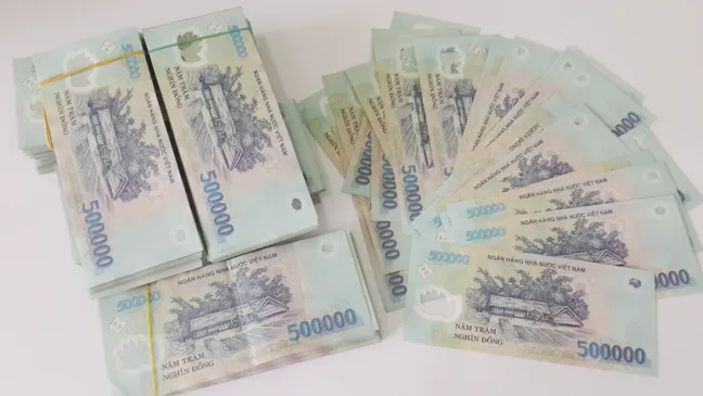 Để tiền ngoài sổ sách, phó văn phòng UBND huyện Ngọc Hiển bị kỷ luật