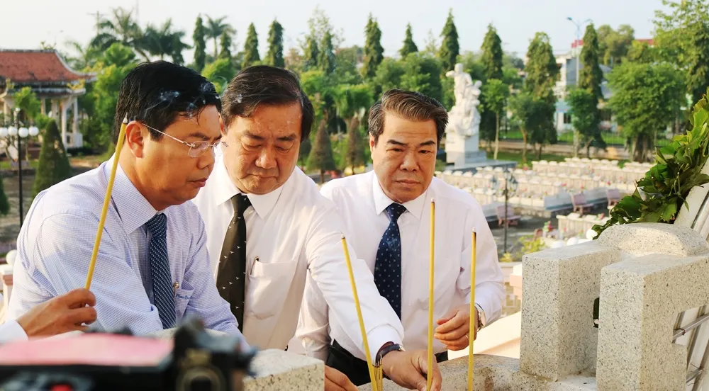 Lãnh đạo tỉnh Cà Mau dâng hương tại nghĩa trang liệt sĩ tỉnh
