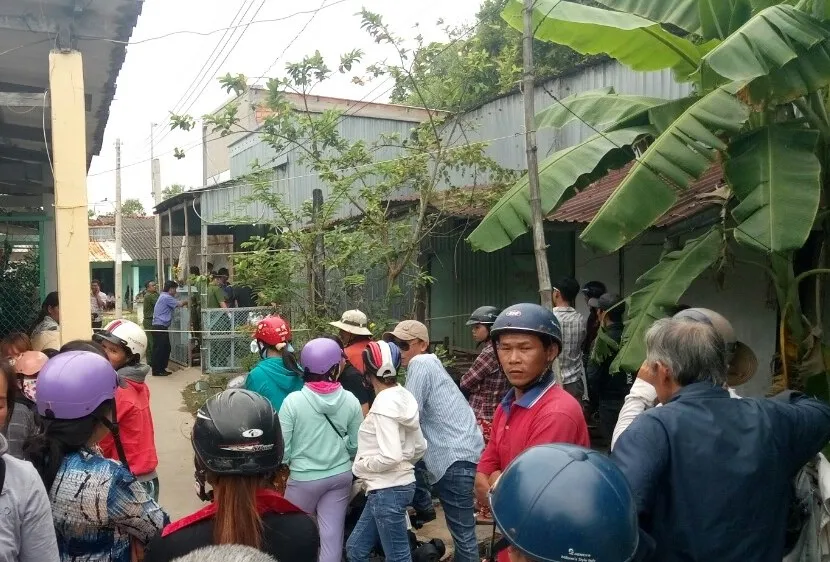 Người dân hiếu kỳ tập trung khu vực nhà vợ chồng an Tính xem công an khám nghiệm hiện trường