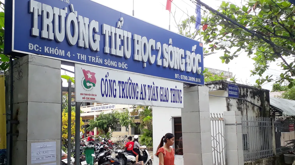 Xã hội hóa giáo dục nhưng ấn định mức thu, buộc cả hộ nghèo cũng phải góp tiền