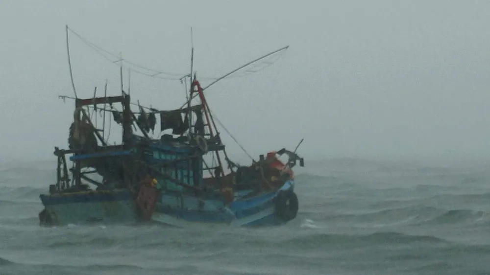 Sóng to gió lớn, cản trở cứu hộ tại Hòn Chuối, Cà Mau