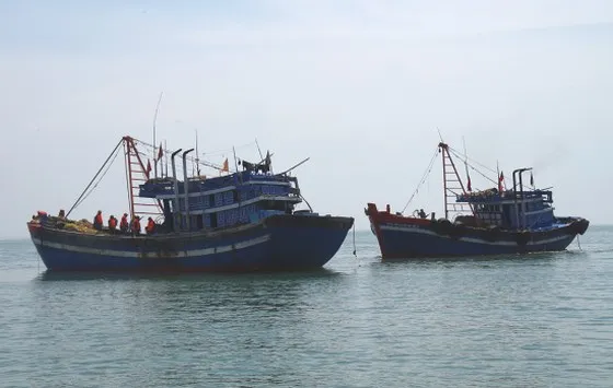Mâu thuẫn trên biển, 1 ngư dân bị đánh rơi xuống biển mất tích