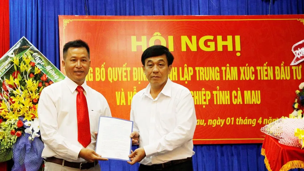 Ông Nguyễn Đức Thánh, Chánh Văn phòng UBND tỉnh trao quyết định bổ nhiệm ông Quách Văn Ấn, Giám đốc Trung tâm xúc tiến đầu tư và hỗ trợ doanh nghiệp