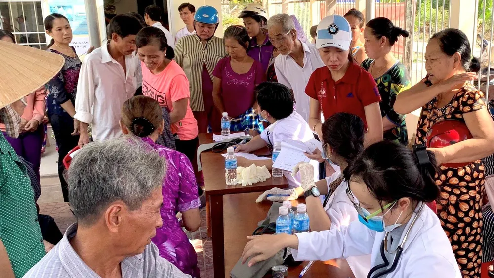 Các bác sĩ Trường Đại học Y dược TPHCM khám bệnh, tư vấn sức khỏe cho người dân