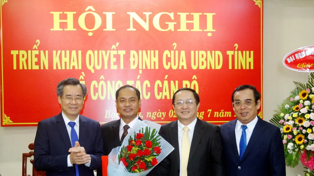 Lãnh đạo tỉnh Bạc Liêu trao quyết định, tặng hoa chúc mừng PGS-TS Từ Diệp Công Thành (cầm hoa). Ảnh: HỮU THỌ