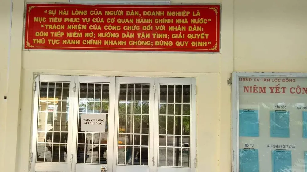 Bộ phận một cửa UBND xã Tân Lộc Đông đóng cửa trong giờ làm việc