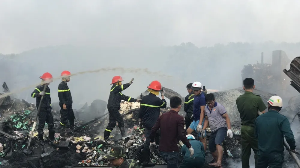 Cháy lớn thiêu rụi 12 căn nhà, bé gái 14 tuổi tử vong
