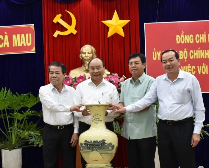 Thủ tướng Nguyễn Xuân Phúc tặng qùa cho lãnh đạo tỉnh Cà Mau sau buổi làm việc