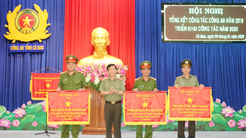 Thứ trưởng Nguyễn Văn Sơn trao Cờ thi đua của Bộ Công an tặng các đơn vị cơ sở thuộc Công an tỉnh Cà Mau