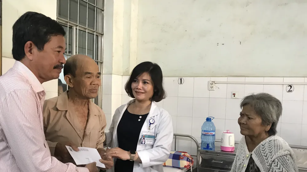 Xúc động bệnh nhân nghèo nhường nhau quà tết
