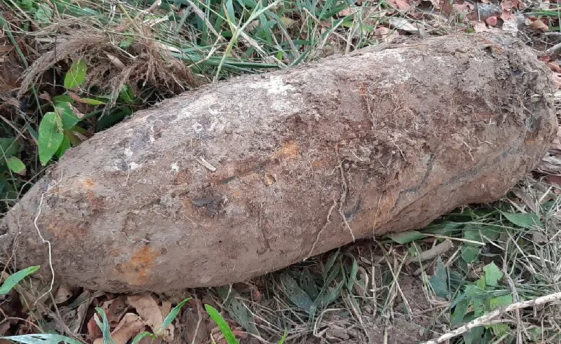 Xe cuốc đào trúng quả bom nặng hàng trăm kg trong khu vực đất rừng U Minh Hạ