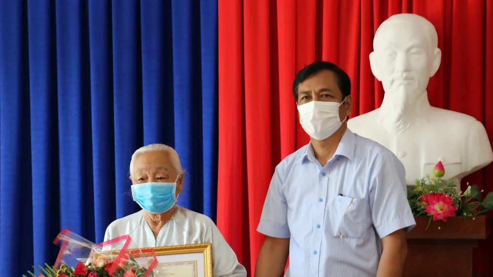 Ông Trần Hồng Quân, Phó chủ tịch UBND tỉnh trao bằng khen cho cụ Quách Thị Chao- một trong 5 cụ sống tại Trung tâm Bảo trợ xã hội tỉnh... 