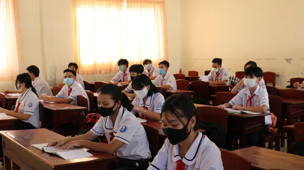 Các em học sinh vào lớp học ngồi theo chữ “Z” để đảm bảo giãn cách tối thiểu 2m
