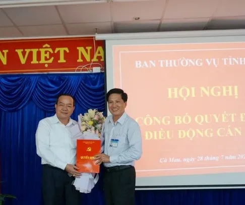 Phó Bí thư Thường trực Tỉnh ủy Cà Mau Phạm Bạch Đằng (trái) trao quyết định điều động ông Phạm Chí Hải giữ chức Bí thư huyện ủy Ngọc Hiển