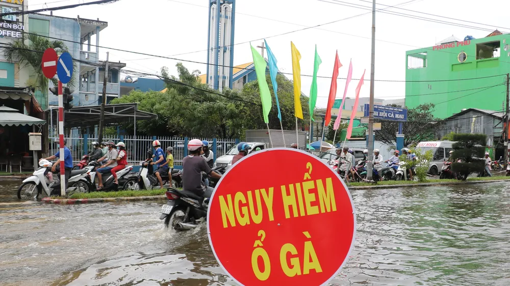 Khu vực ngã tư Nguyễn Trãi - Phan Ngọc Hiển bị ngập sâu và xuất hiện nhiều ổ gà