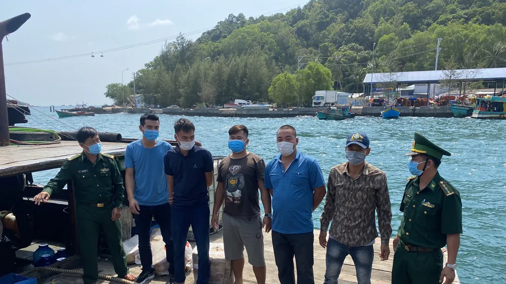 Các đối tượng vượt biên trái phép được đưa vào cảng để xử lý theo quy định. ẢNH: HOÀNG DUNG